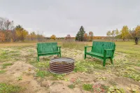Spacious de Tour Village Home Near Lake Huron! -  Privatzimmer