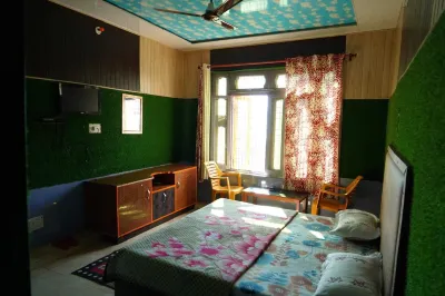 New Shri Anand Best Hotel Berinag Hotels near Khaliya top Munsiyari