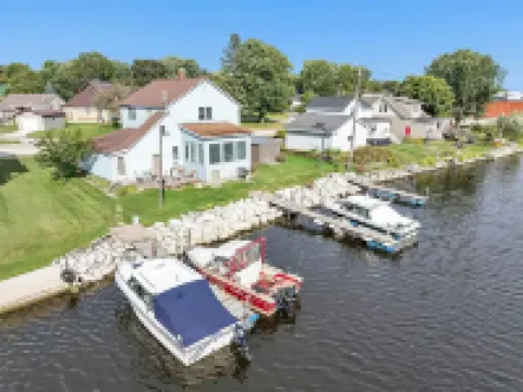 Waterfront Getaway with Boat Slip/Dock and Spectacular Sunsets on Ahnapee River アルゴマのホテル