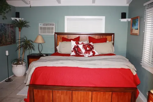 "Somewhere In The Sun"  Beachfront Cottage - Old Florida Style Hideaway