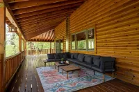 Cozy Cabin w/ Hot tub near amazing fishing lake!