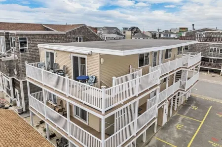 2BD Island Section Gem • Pet Friendly • Walk to Sand • Weekly Discount