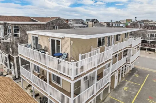 2BD Island Section Gem • Pet Friendly • Walk to Sand • Weekly Discount