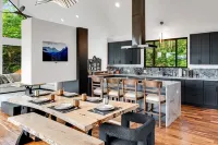Modern Luxury Chalet • Mountain Views • Hot Tub • Fire Pit • Pets - 5-Star