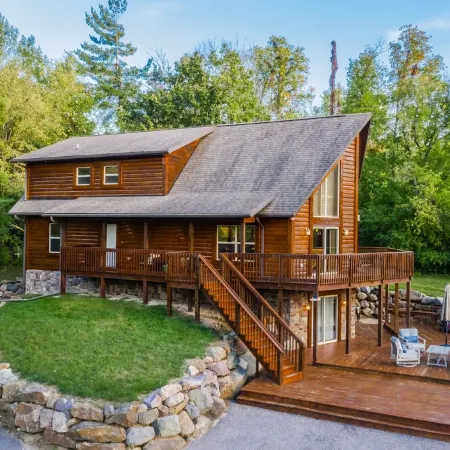 DEVILS LAKE ESCAPE -NEW OWNERS!!  SLEEPS 12 -8 BEDS WALK TO THE PARK
