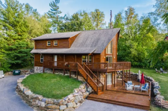 DEVILS LAKE ESCAPE -NEW OWNERS!!  SLEEPS 12 -8 BEDS WALK TO THE PARK