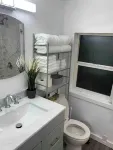 Cozy 1Br Cottage Near Lake, Trails & City Access Hotels near Log Boom Park