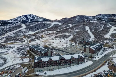 Jordanelle Sunrise Modern Condo, Gondola Access, Year-round Outdoor Fun