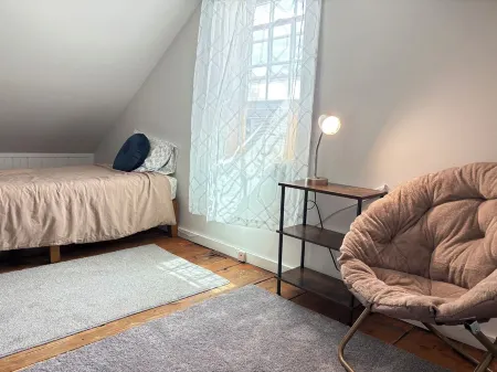 Charming 3-bedroom cottage in Hampden with AC, WiFi