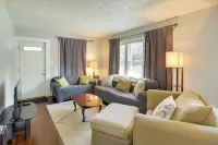 Lovely Home in South Bend Walk to Notre Dame! Các khách sạn ở Nam Bend