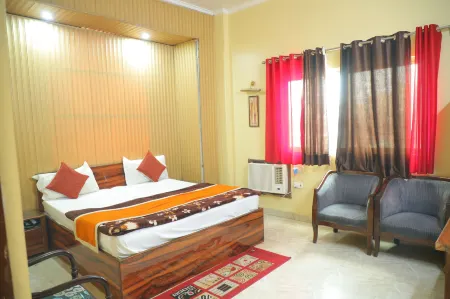 Hotel Shri Bhaskar Отели рядом с достопримечательностью «Vishnu Inter College Play Ground»