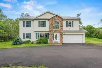 Birch Hollow Cozy Poconos Home w/ Fireplace, Soaking Tub & Kids Play Area
