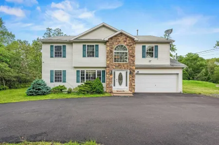 Birch Hollow by AvantStay Cozy Poconos Home w Fireplace, Soaking Tub & Kids Play Area