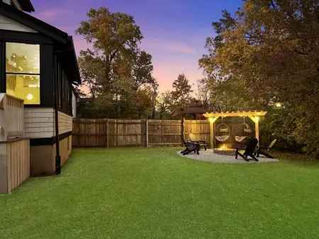 Fire Pit, Sunroom, Hanging Chair, 10mi to city