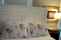 Historic, Antique Southern Maine Farmhouse For All Seasons - 5 mins to Portland!