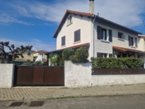 Charming Modular House from 4 to 6 Beds with Patio Hotels in 