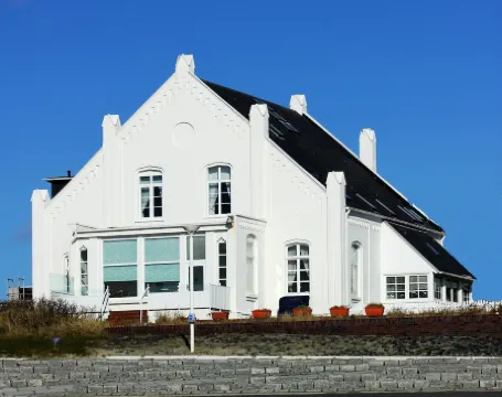 Very central, near the beach non-smoking apartment, suitable for seniors, WiFi