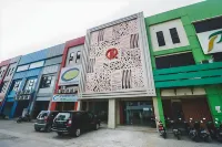 RedDoorz Plus Near Living Plaza Jababeka Hotell i Pasirsari