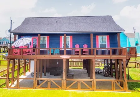 Newly Painted, Luxe 4/4,  Steps to Beach, Fenced, Dog Friendly with Hot Tub