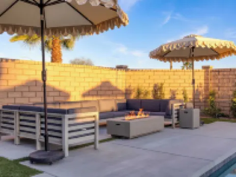 スリープス 16！プール オアシス ウィズ ゲームルーム、ホットタブ、ファイヤーピット デザート エデン by アヴァンステイ コーチェラのホテル