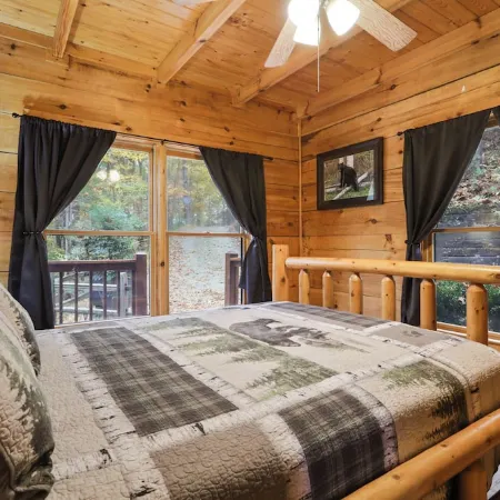 Dog-Friendly! Secluded Cabin! Only 10 Mins to Downtown! Hot Tub & Game Room
