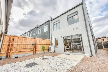 StayAU Fresh Modern 5BR Retreat Netflix in Berwick Отели в г. Беруик