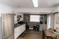 Cozy beach bungalow Hotels in Osprey