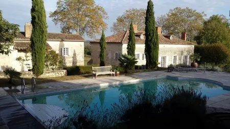 Propriété Composée de Deux Maisons, Près Cahors. Piscine, Pool House et Tennis Отели в г. Монпеза-де-Керси