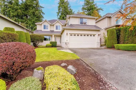 Luxury Pet-Friendly 4 BR with Hot Tub & Game Room