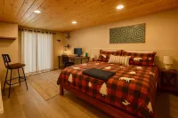 Hot Tub and Scenic Wildlife View - Cozy Mountain Retreat