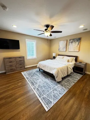 Luxurious Waterfront Family Retreat on Crooked Lake, Angola, IN. Hotel dekat Premier Rental-Purchase