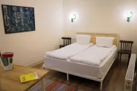 Double-bedroom apartment in downtown, with a wine bar on ground floor  호텔