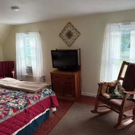 Charming Historic 4 Bdrm Farmhouse AC secluded, centrally located, fishing pond