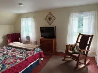 Charming Historic 4 Bdrm Farmhouse AC secluded, centrally located, fishing pond