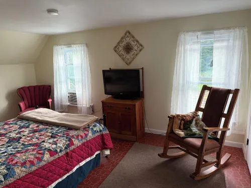 Charming Historic 4 Bdrm Farmhouse AC secluded, centrally located, fishing pond