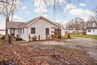 Lakefront Luxury on Lake Manitou - Modern Comforts & Stunning Views Hotels in Rochester