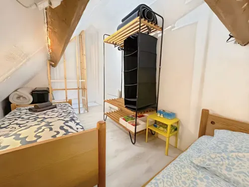 Small private courtyard - 1 minute walk from the beach