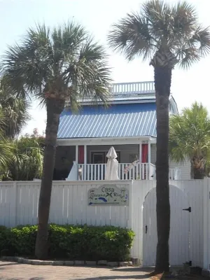 Unique Southend. 5BR. Dipping Pool! Old Tybee Charm at its finest!