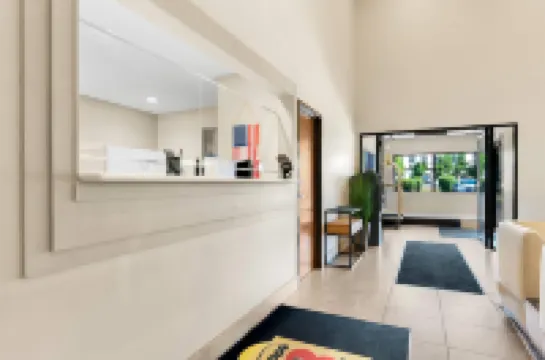 Super 8 by Wyndham Elgin