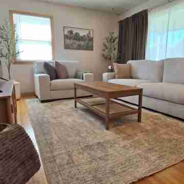 Comfy 2-Bedroom Apartment Near Downtown Others