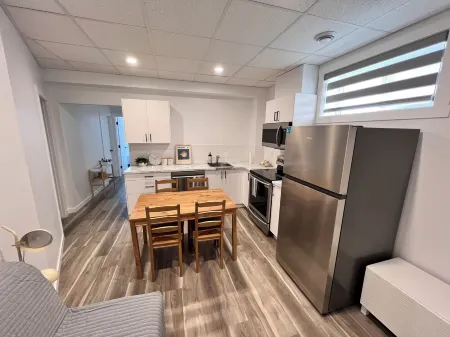 Brand new 2 bedroom basement in Leduc(10mins from YEG airport) Отели в г. Ледук