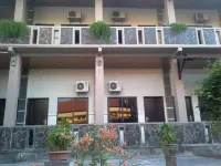 Raya Resort Hotel Hotel dekat Rest area Kampoeng Nanas