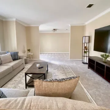 Spacious 5-bedroom, 3-bathroom house with pool table in delightful Rome
