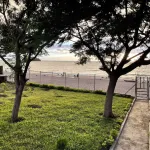 Spacious 4-bedroom beach house with WiFi, AC in beautiful Monkey Bay Các khách sạn ở Vịnh Monkey