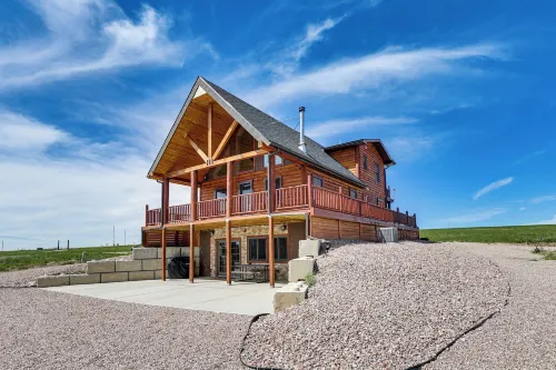 Peaceful Wyoming Cabin w/ Spacious Deck & Wet Bar! - parking