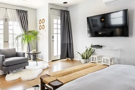 Venice Beach Hideaway with Gigabit Internet & Outdoor Space Отели рядом с достопримечательностью «Chiat-Day Building»