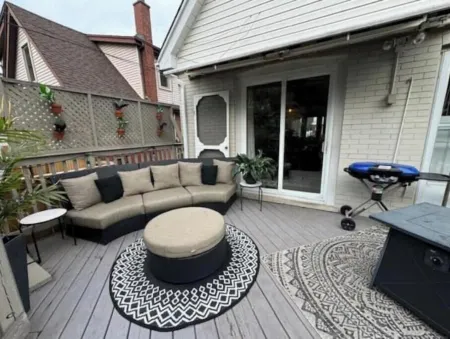 Stylish and cozy century craftsman near escarpment. Minutes to shops & dining!