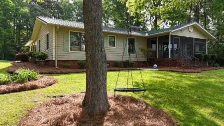 Lakeview Hideaway – Family-Friendly Lakefront Escape