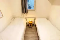 Great little house next to the forest and still close to Arnhem. High ratings!