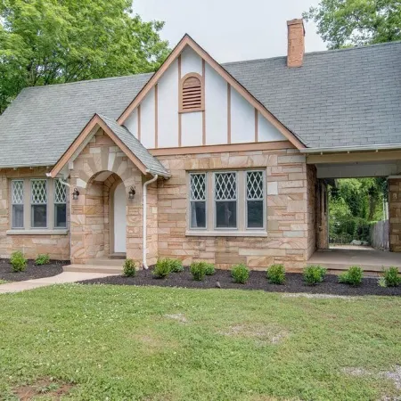 GUEST FAVORITE 3-bed stone cottage home in Murfreesboro close to Nashville